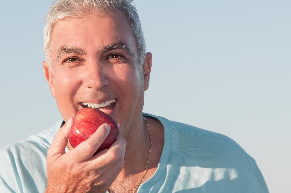 tooth replacement milwaukee | man smiling