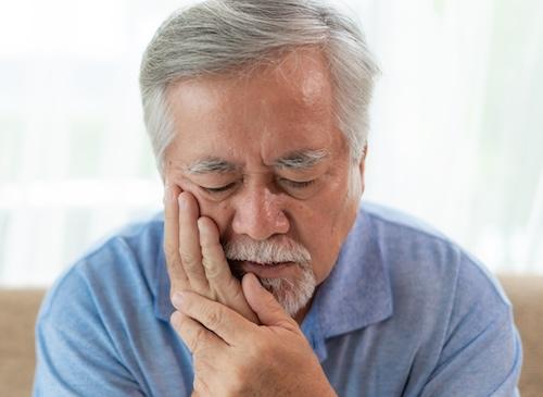 emergency dentist west allis | man with toothache
