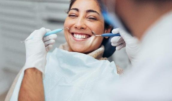 tooth extraction milwaukee | woman at dentist