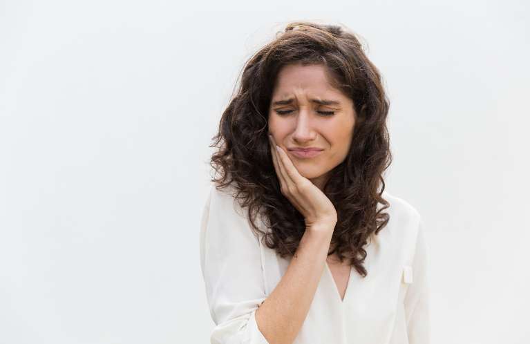 same-day dentistry milwaukee | woman in pain