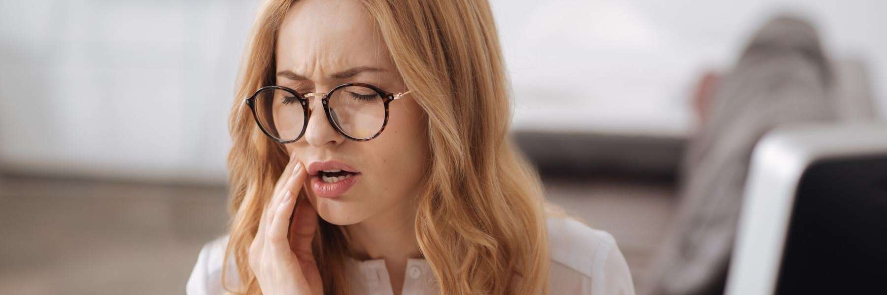 emergency tooth extraction milwaukee | woman with toothache