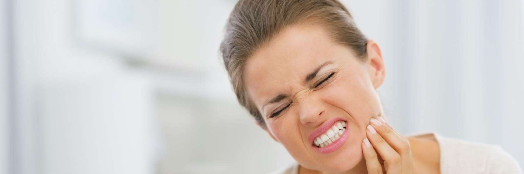 dental emergency milwaukee | woman with toothache
